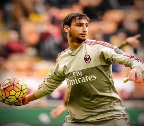 日本队2026年世界杯球衣：深蓝色底色+浅蓝色波浪状图案（日本队2026世界杯新球衣：深蓝主色，浅蓝波浪纹点缀）