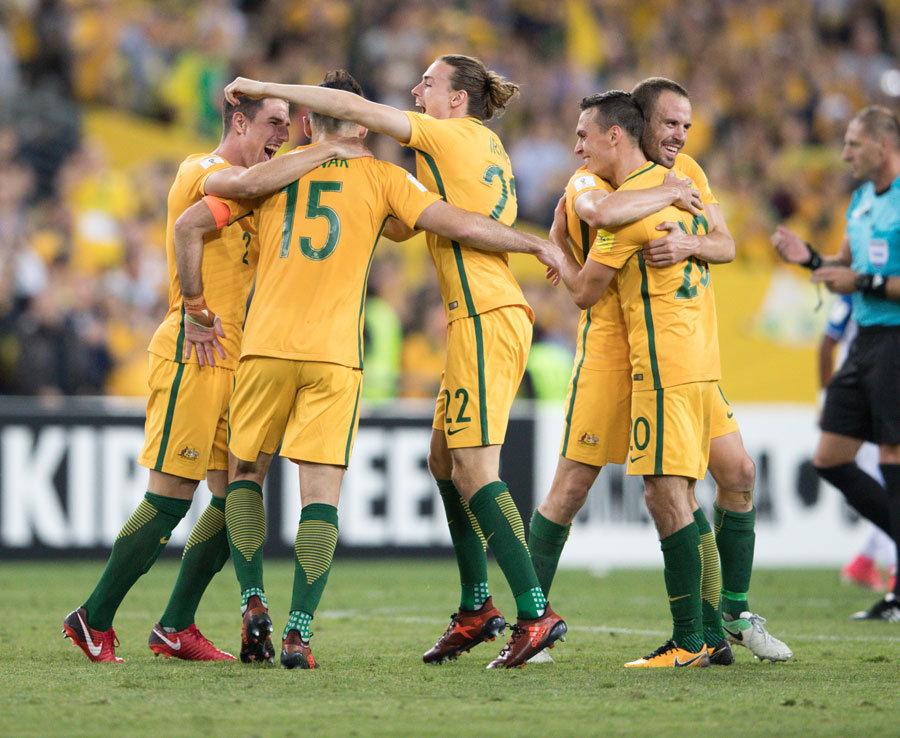 超远三分命中，全队抱头（超远三分轰进，队友齐抱头）