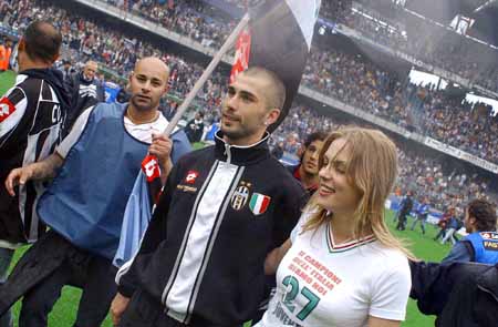 1500米的独孤求胜她做到了！残特奥会女选手独自完成1500米比赛（她做到了：残特奥会女子选手独自跑完1500米）