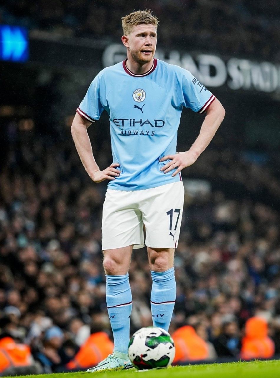 足球是朋友、梦想与人生的瞬间🔴⚫️⚽️（足球，连接友谊，点燃梦想，定格人生瞬间🔴⚫️⚽️）