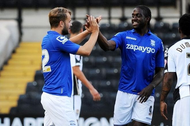 印度球迷：安保水平太糟糕，混乱中竟有警察试图和梅西自拍（印度球迷怒批安保：现场混乱，警察竟趁乱想与梅西自拍）