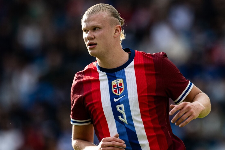 被拍到手上有“美甲”，汪士钦社媒收到网友大量攻击性评论（手部疑似做美甲照流出，汪士钦社媒遭海量攻击性留言）