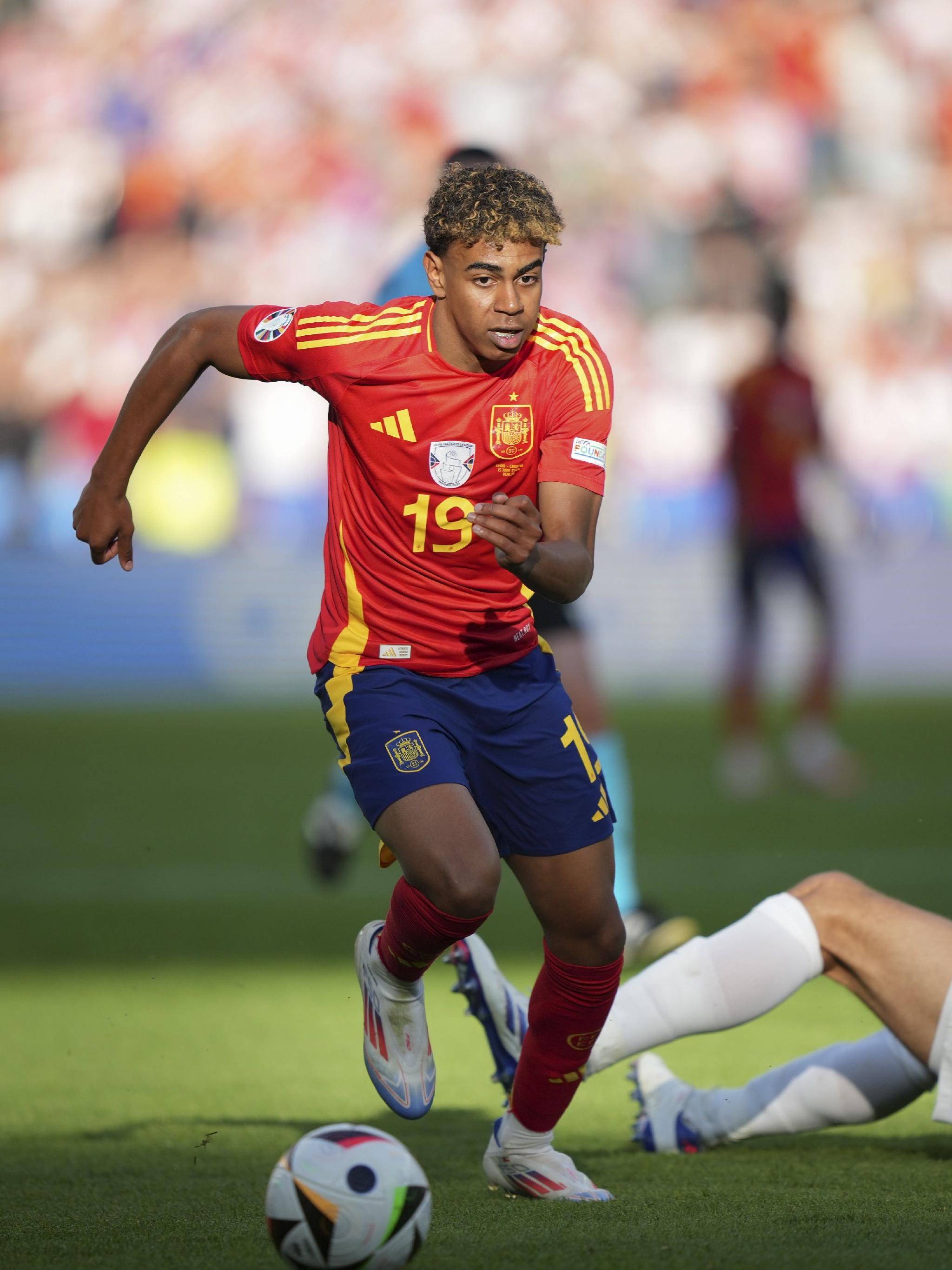 法媒：本泽马并未与吉达联合续约，也没收到俱乐部的续约提案（法媒称本泽马未与吉达联合续约，俱乐部也未向其提供续约合同）